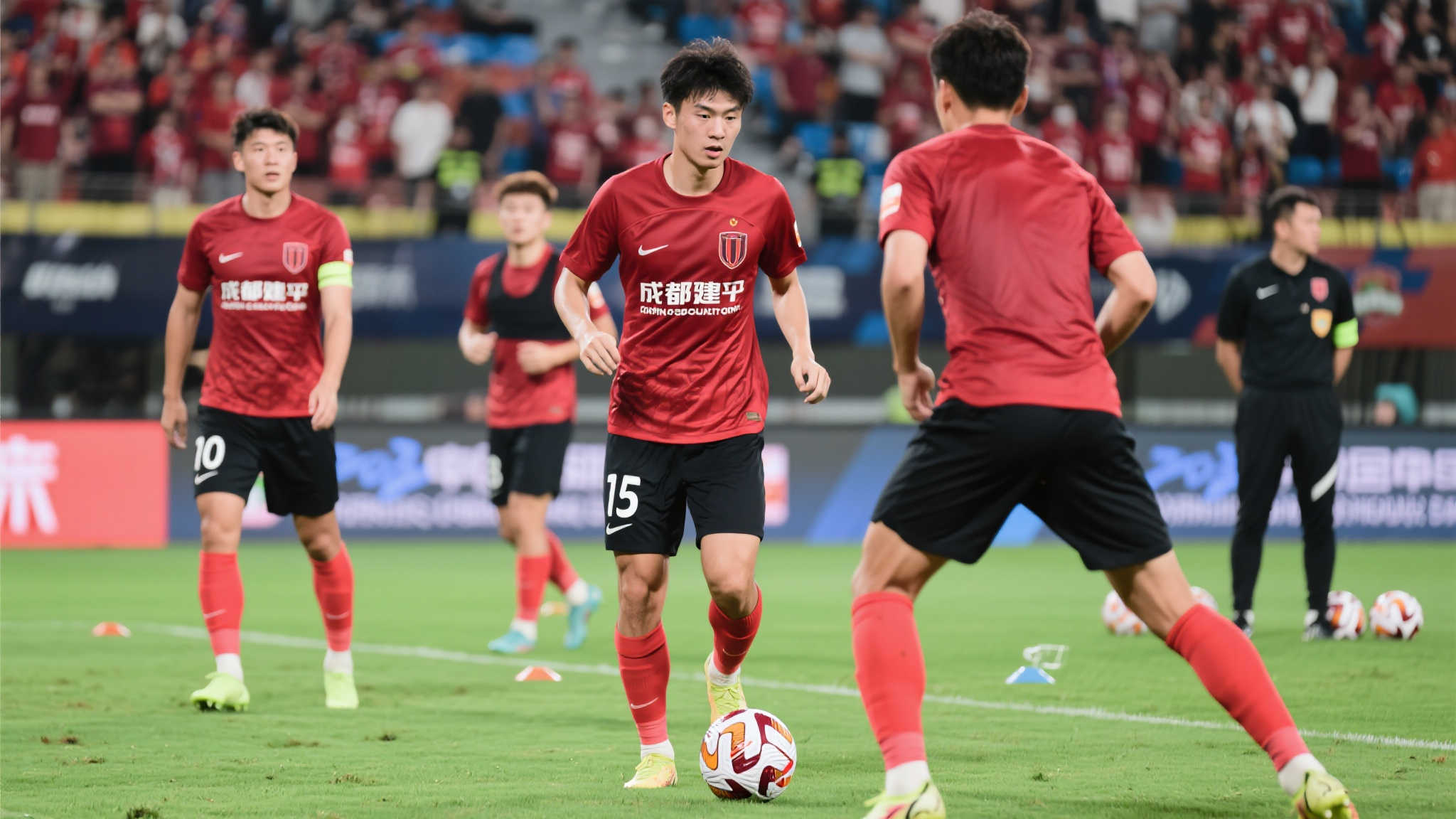 足球报:蓉城夏窗引援迫在眉睫,胡荷韬预计伤停至少两月 除了单纯的球员引进,成都蓉城还需从内部挖潜,提升现